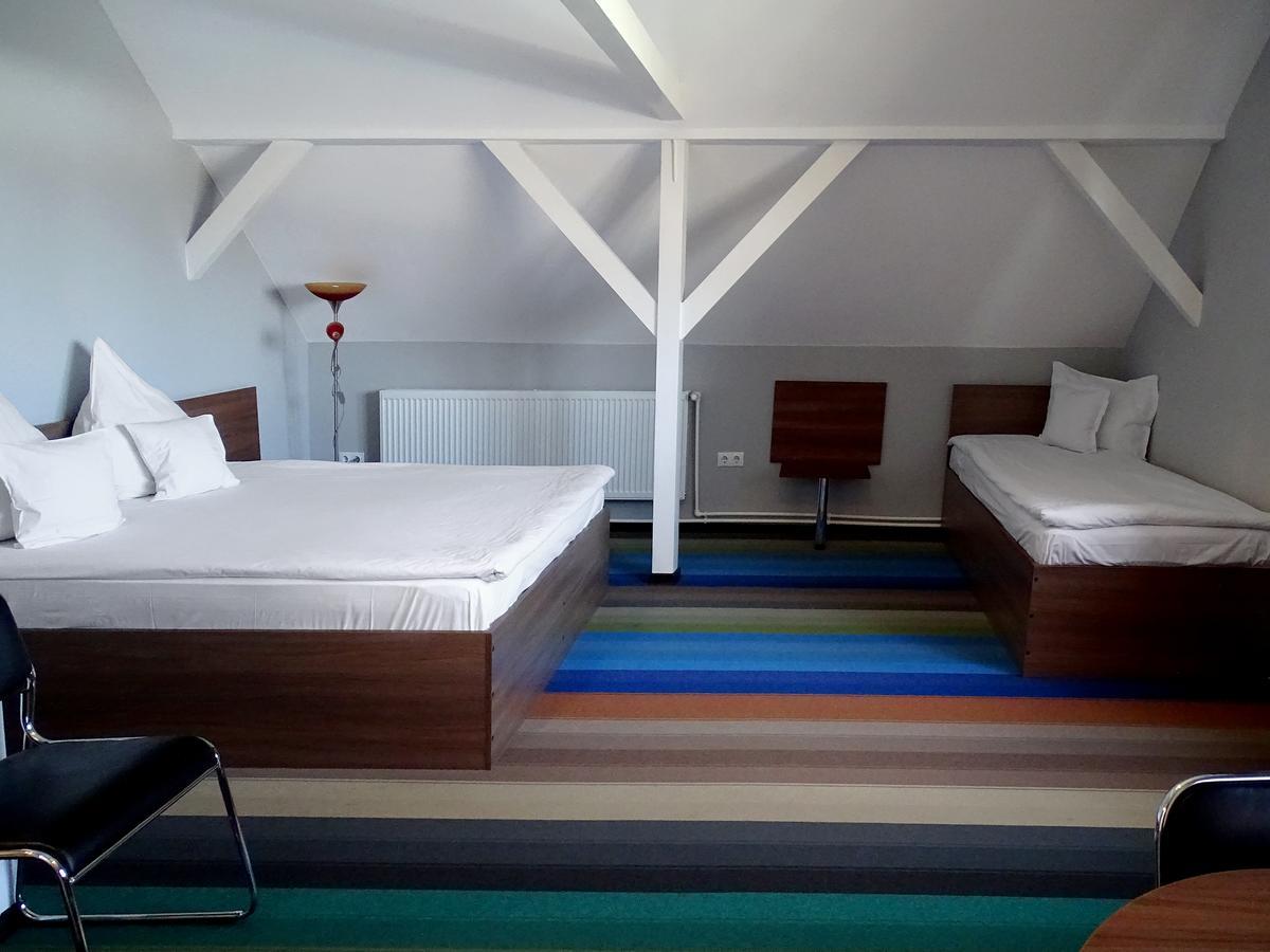 מלון Prince Hotel 2*